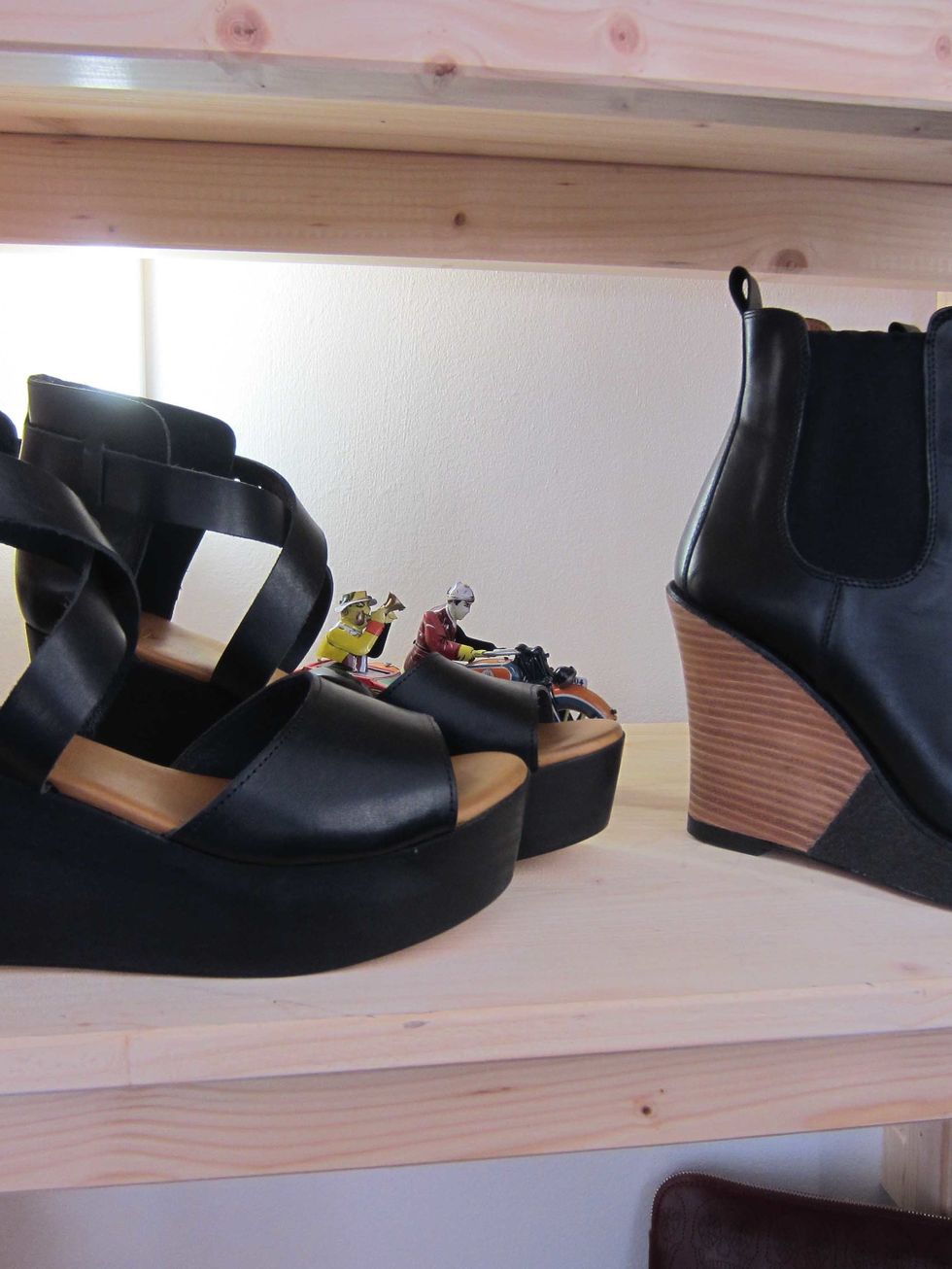Boot, Sandal, Fashion, Tan, Black, High heels, Leather, Beige, Wood stain, Hardwood, 