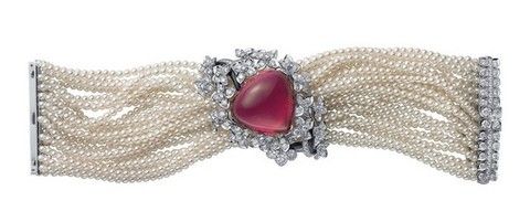 Red, Natural material, Maroon, Jewellery, Beige, Tan, Body jewelry, Silver, Fawn, Macro photography, 