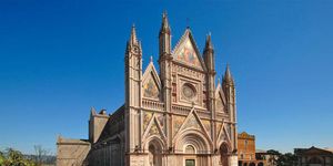 Architecture, Facade, Landmark, Spire, Chapel, Steeple, Place of worship, Church, Medieval architecture, Gothic architecture, 