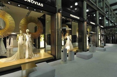 Display window, Retail, Mannequin, Display case, Sculpture, Column, Boutique, Collection, Outlet store, Museum, 