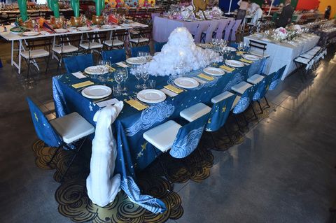 Tablecloth, Textile, Furniture, Table, Function hall, Linens, Chair, Home accessories, Banquet, Restaurant, 