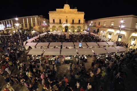 Crowd, Night, Town square, Plaza, Midnight, Hall, Official residence, 