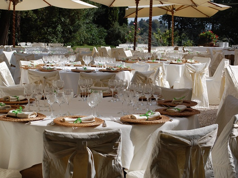 Tablecloth, Dishware, Textile, Umbrella, Furniture, Table, Linens, Function hall, Shade, Home accessories, 