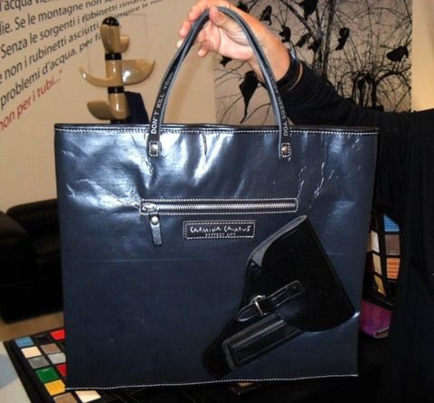 Bag, Shoulder bag, Leather, Material property, Bracelet, Pocket, Strap, 