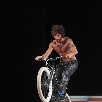 Tire, Wheel, Bicycle tire, Bicycle wheel, Bicycle frame, Bicycle fork, Shoe, Bicycle wheel rim, Bicycle, Stunt performer, 