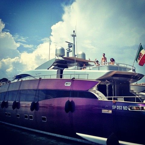 Watercraft, Cloud, Boat, Waterway, Luxury yacht, Naval architecture, Flag, Yacht, Ship, Public transport, 