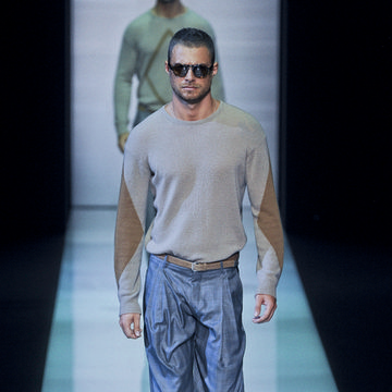 Eyewear, Vision care, Trousers, Fashion show, Shoulder, Shoe, Denim, Joint, Outerwear, Style, 