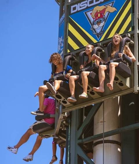 Human leg, Summer, Amusement ride, Amusement park, Vacation, Knee, Toe, Calf, Foot, Nonbuilding structure, 