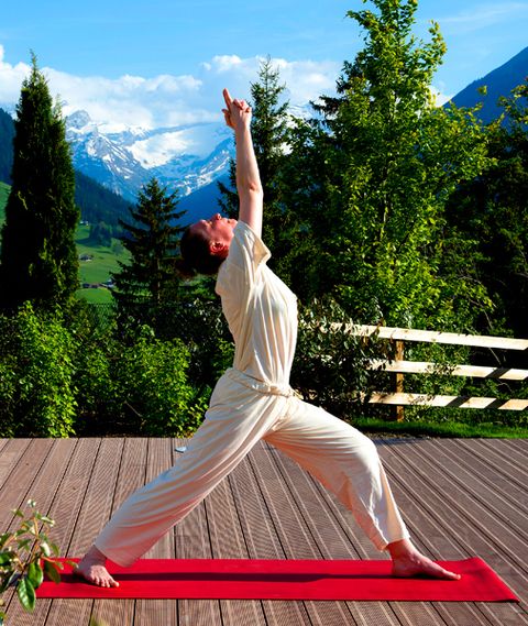 People in nature, Elbow, Mountain range, Knee, Physical fitness, Hill station, Deck, Active pants, Foot, Balance, 