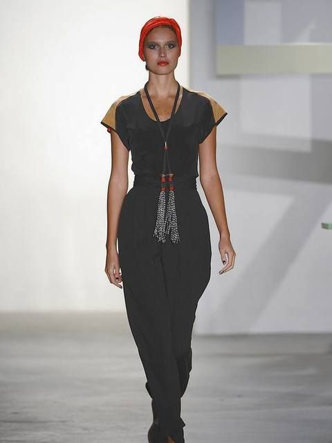 Shoulder, Fashion show, Joint, Style, Waist, Runway, Fashion model, Fashion accessory, Fashion, Jewellery, 