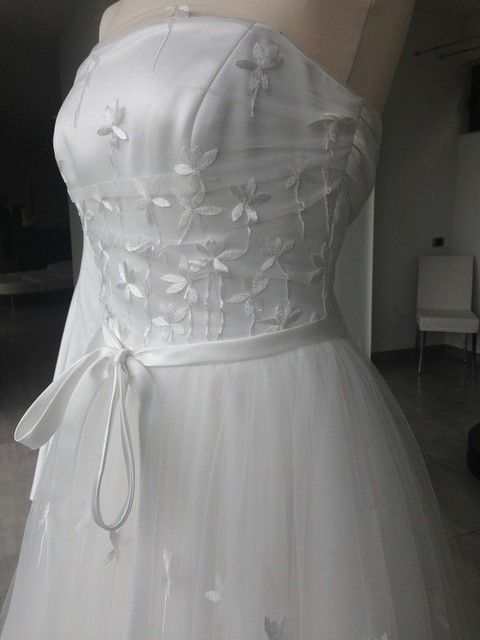 Clothing, Dress, Sleeve, Bridal clothing, Shoulder, Textile, Joint, White, Gown, Wedding dress, 