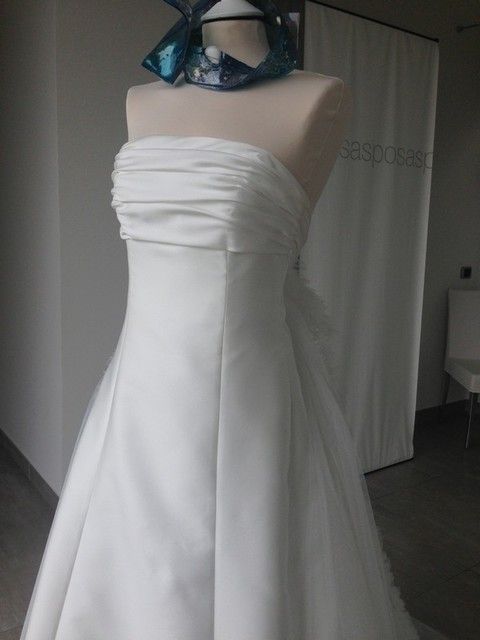 Clothing, Shoulder, Dress, Textile, Bridal clothing, Gown, Formal wear, Wedding dress, One-piece garment, Bridal accessory, 