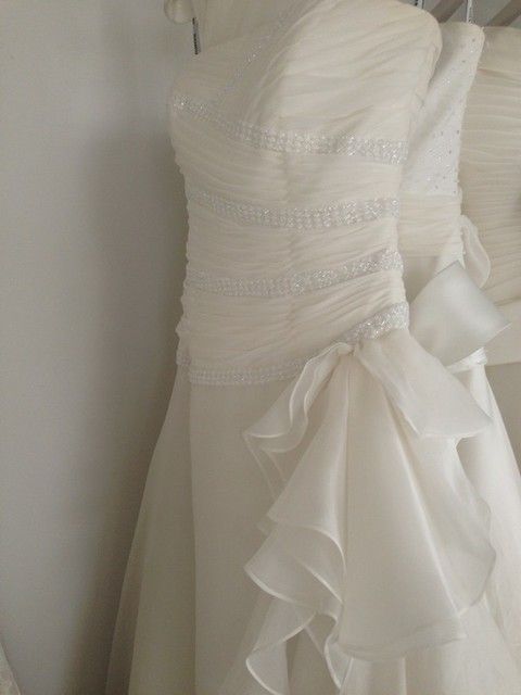 Sleeve, Dress, Textile, White, One-piece garment, Formal wear, Gown, Wedding dress, Day dress, Bridal clothing, 