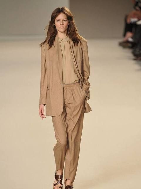Brown, Sleeve, Shoulder, Joint, Outerwear, Fashion show, Runway, Style, Fashion model, Fashion, 