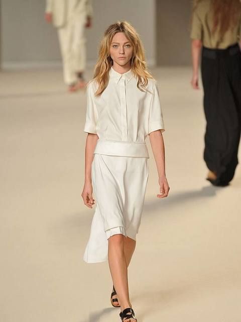 Leg, Sleeve, Human leg, Fashion show, Shoulder, Joint, Standing, Waist, White, Runway, 