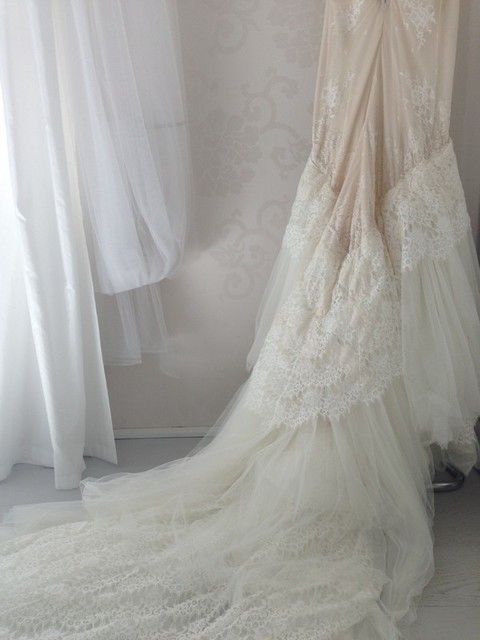 Textile, Floor, Interior design, White, Flooring, Wedding dress, Gown, Ivory, Window treatment, Embellishment, 