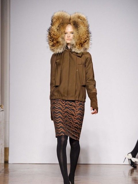 Human, Brown, Shoulder, Textile, Joint, Fashion show, Outerwear, Style, Floor, Runway, 