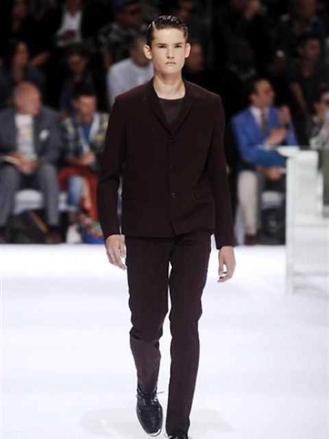 Fashion show, Brown, Sleeve, Trousers, Event, Shoulder, Runway, Joint, Outerwear, Fashion model, 