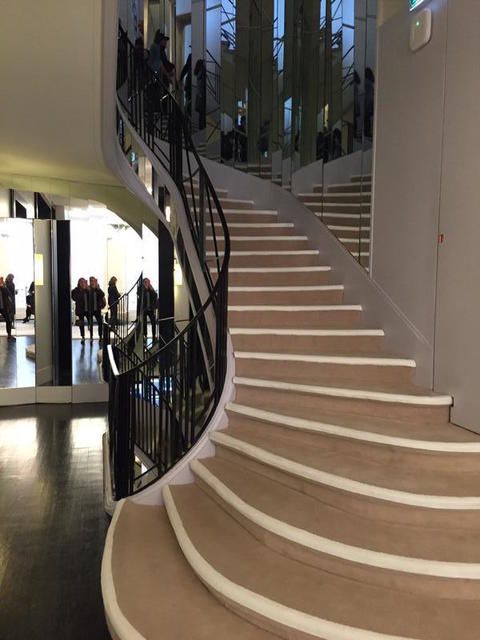 Stairs, Floor, Handrail, Beige, Composite material, Concrete, Lobby, Building material, Varnish, Steel, 