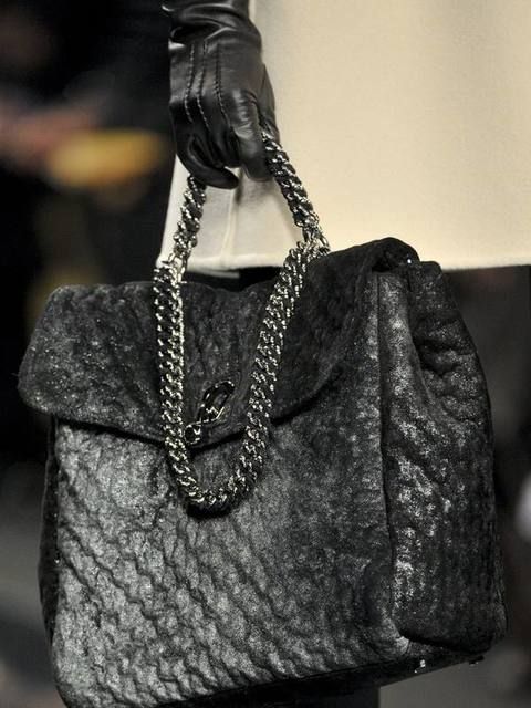 Black, Bag, Metal, Bronze sculpture, Shoulder bag, Natural material, Silver, Costume accessory, Sculpture, Chain, 