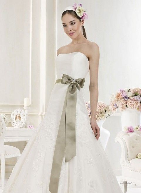 Clothing, Sleeve, Shoulder, Bridal clothing, Dress, Textile, Gown, White, Petal, Wedding dress, 