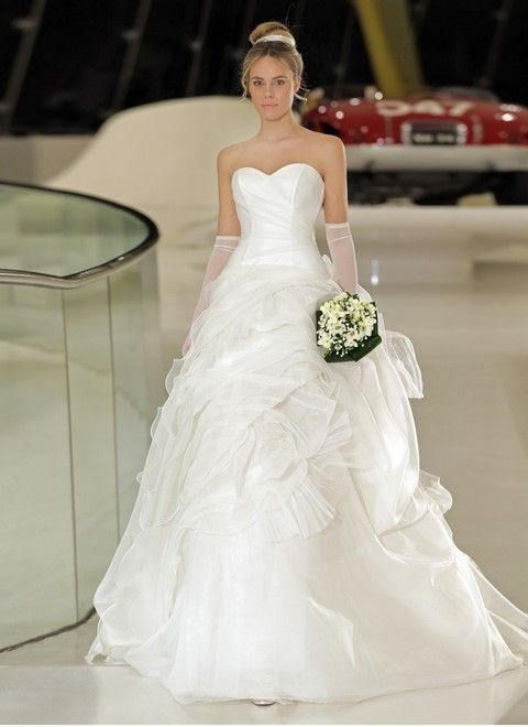 Clothing, Bridal clothing, Shoulder, Dress, Textile, Gown, Wedding dress, Photograph, White, Bride, 