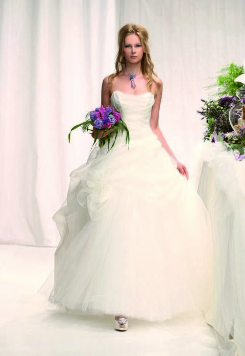 Clothing, Dress, Shoulder, Bridal clothing, Petal, Textile, Shoe, Bouquet, Photograph, Joint, 