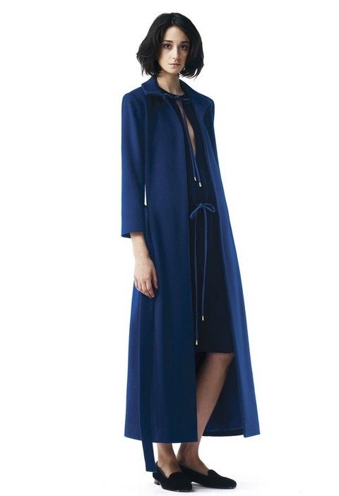 Sleeve, Textile, Standing, Formal wear, Style, Dress, Electric blue, Costume design, Costume accessory, Cobalt blue, 