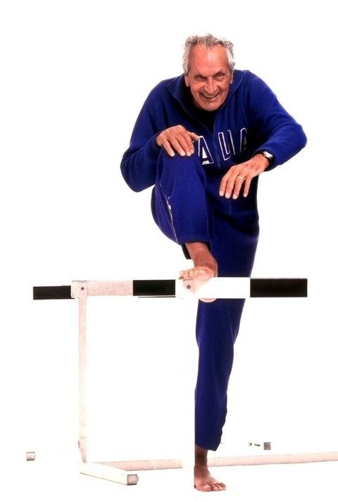 Sleeve, Standing, Elbow, Knee, Electric blue, Playing sports, Balance, Active pants, Physical fitness, 