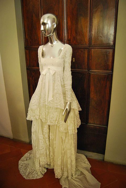 Flooring, Floor, Sculpture, Dress, One-piece garment, Mannequin, Gown, Waist, Wood stain, Day dress, 