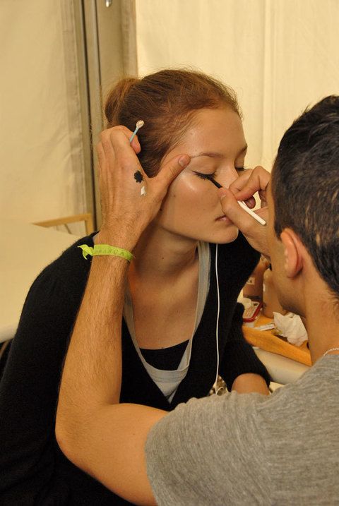 Ear, Hairstyle, Hand, Eyelash, Wrist, Elbow, Interaction, Neck, Youth, Jewellery, 