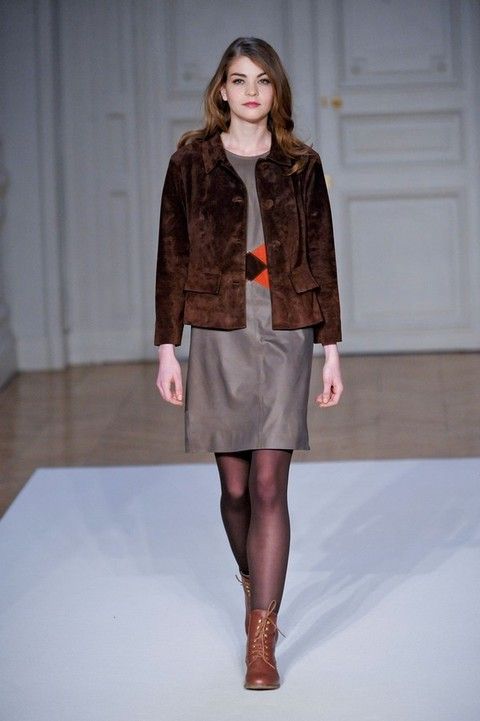 Clothing, Brown, Sleeve, Shoulder, Textile, Joint, Human leg, Outerwear, Fashion show, Style, 