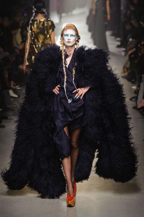 Fur clothing, Textile, Fashion show, Costume design, Natural material, Headgear, Animal product, Street fashion, Fashion, Fashion model, 