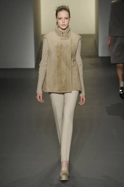 Clothing, Leg, Brown, Sleeve, Shoulder, Human leg, Joint, Outerwear, Standing, Style, 