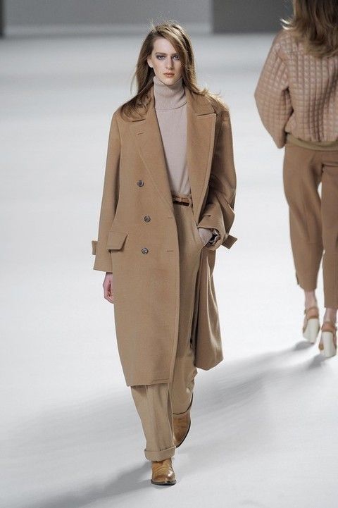 Brown, Sleeve, Fashion show, Shoulder, Joint, Outerwear, Runway, Khaki, Style, Coat, 