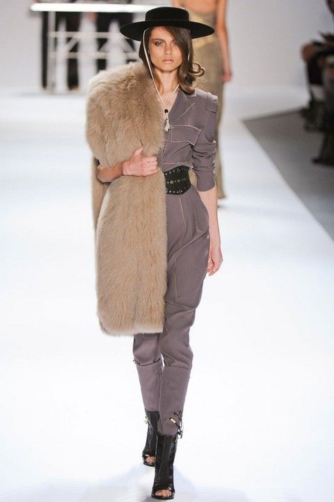 Clothing, Brown, Hat, Winter, Shoulder, Textile, Fashion show, Joint, Outerwear, Fashion model, 