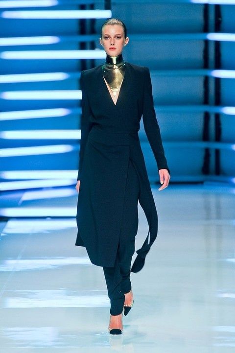 Blue, Fashion show, Shoulder, Joint, Outerwear, Formal wear, Runway, Style, Fashion model, Electric blue, 