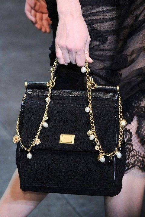 Finger, Style, Fashion accessory, Wrist, Fashion, Black, Shoulder bag, Metal, Chain, Bag, 