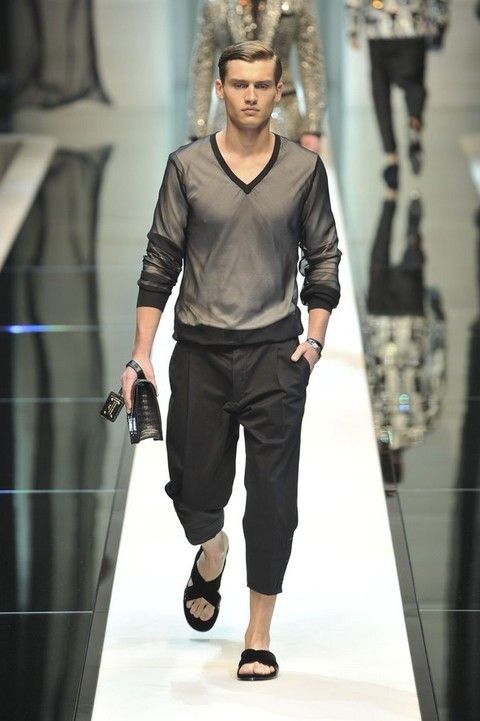 Sleeve, Shoulder, Shirt, Collar, Joint, Standing, Outerwear, Style, T-shirt, Fashion show, 