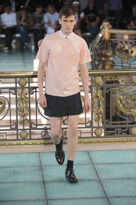 Leg, Sleeve, Human leg, Shirt, Dress shirt, Style, T-shirt, Street fashion, Shorts, Fashion show, 