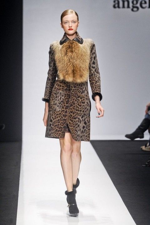 Clothing, Fashion show, Brown, Shoulder, Runway, Joint, Outerwear, Fashion model, Style, Knee, 