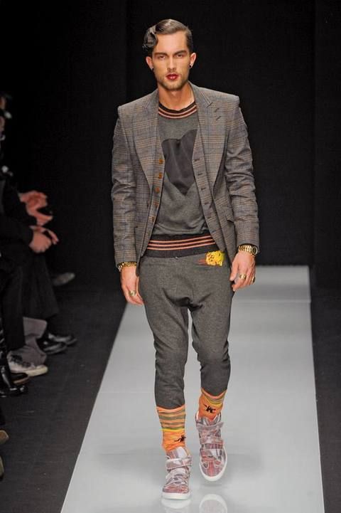 Clothing, Footwear, Brown, Human body, Trousers, Fashion show, Joint, Outerwear, Style, Runway, 