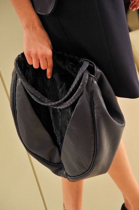 Shoulder, Joint, Fashion, Black, Bag, Material property, Pocket, Leather, Shoulder bag, 