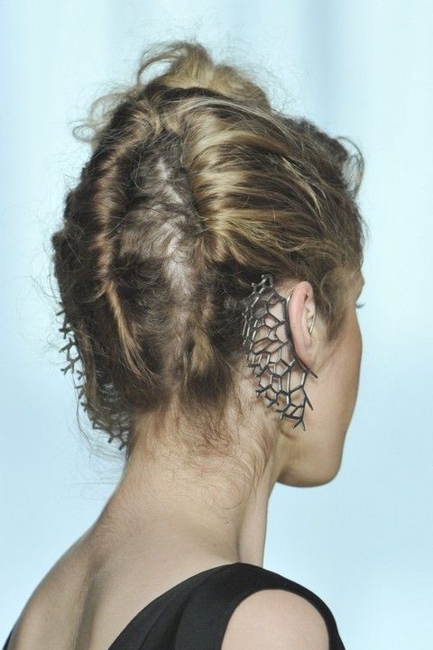 Hair, Ear, Hairstyle, Shoulder, Joint, Mammal, Style, Back, Hair accessory, Beauty, 