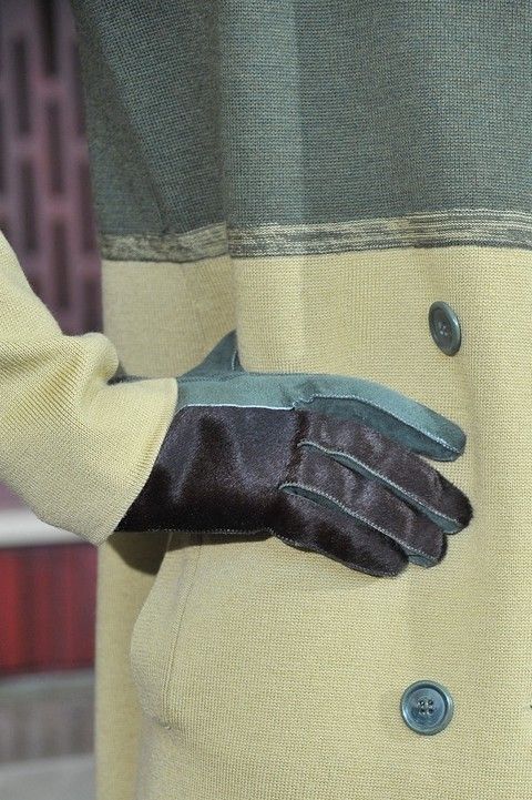 Finger, Textile, Pattern, Safety glove, Pocket, Button, Thumb, Glove, Cuff, Wool, 