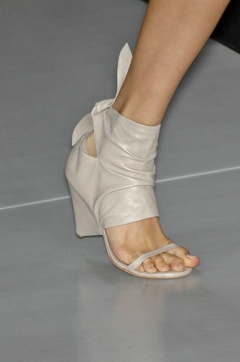 Human leg, Joint, Foot, Sandal, Tan, Toe, Fashion, Beige, Ankle, Silver, 