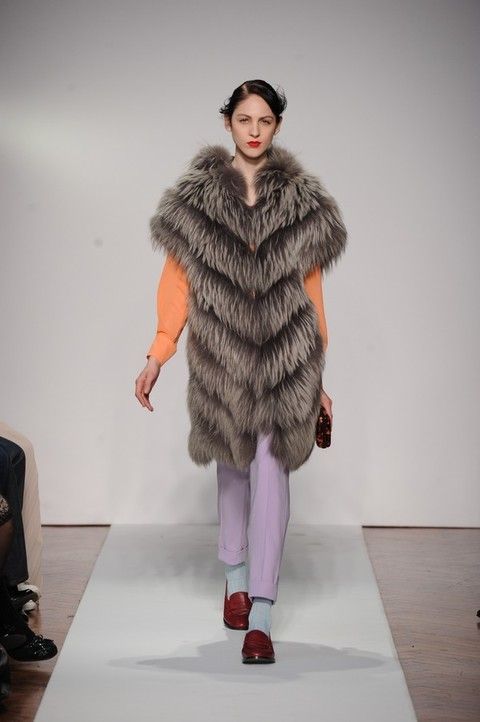 Shoulder, Textile, Joint, Outerwear, Fur clothing, Winter, Fashion show, Jacket, Fashion model, Natural material, 