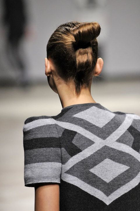 Hairstyle, Sleeve, Shoulder, Joint, Style, T-shirt, Street fashion, Neck, Back, Grey, 