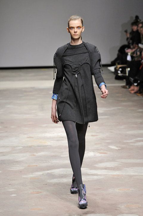 Sleeve, Shoulder, Fashion show, Joint, Outerwear, Style, Fashion model, Runway, Fashion, Knee, 