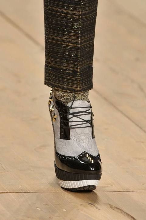 Human leg, Joint, Style, Black, Street fashion, Pattern, Grey, Close-up, Walking shoe, Synthetic rubber, 